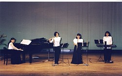 音楽事務所所属の頃の仲間と一緒に